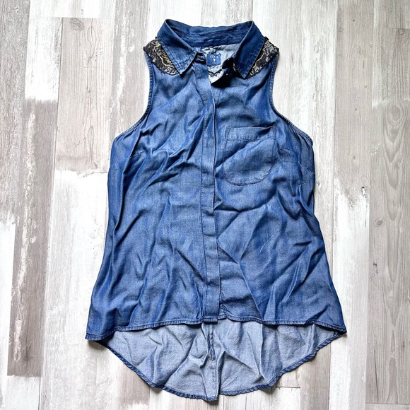 Guess Chambray Button-Down Collard Wing Beaded Shoulder & Back Lace Blouse Sz S - Picture 1 of 12
